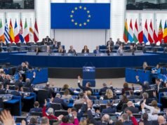 A União Europeia paralisou o acordo comercial com os Estados Unidos após a eliminação das tarifas: eles têm até o final de março para chegar a um acordo com Trump.