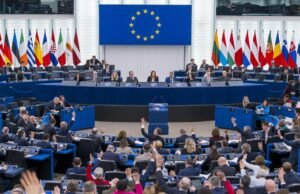 A União Europeia paralisou o acordo comercial com os Estados Unidos após a eliminação das tarifas: eles têm até o final de março para chegar a um acordo com Trump.
