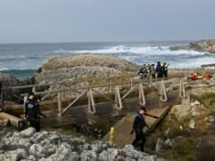 Pelo menos quatro mulheres morreram em Santander após cair no calçadão da praia de El Bocal: outra vítima foi resgatada da hipotermia