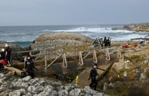 Pelo menos quatro mulheres morreram em Santander após cair no calçadão da praia de El Bocal: outra vítima foi resgatada da hipotermia
