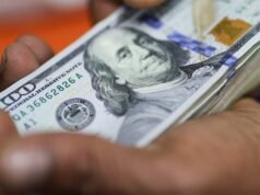 O dólar caiu novamente e a lacuna do teto aumentou
