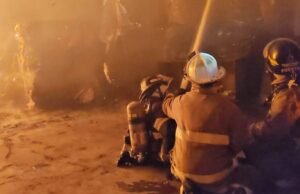 Equipes de emergência conseguem extinguir um incêndio em uma área industrial em Amatitlán, Guatemala