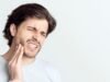 Dentistas alertam que problemas bucais podem causar dores faciais, nos maxilares ou dores de cabeça