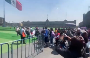 CNTE instala protesto em grama artificial para aula de futebol gigante no Zócalo