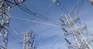 O preço da eletricidade subiu esta terça-feira para um nível elevado em comparação com há mais de um ano por causa da guerra no Médio Oriente.