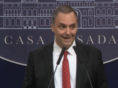 O corretor disse que o jornalista amigo de Adorni pagou o voo de volta de Punta del Este