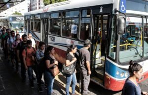 De um veredicto de um milhão de dólares a nada: um tribunal reverteu o caso de uma mulher que caiu de um ônibus.