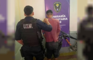 Um homem de 20 anos sequestrou, esfaqueou e torturou sua namorada grávida de 16 anos.
