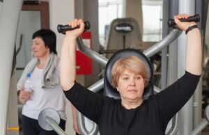 O exercício para eliminar asas de morcego, a flacidez que aparece no braço após os 50 anos.