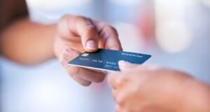 Quanto custa a reposição do cartão de crédito em cada banco: algumas empresas cobram o dobro que outras