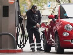 Encher o tanque custa até 20 euros a mais: o aumento do preço do combustível aumenta o custo das famílias espanholas em 225 euros por ano