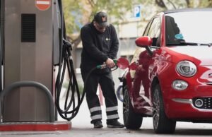 Encher o tanque custa até 20 euros a mais: o aumento do preço do combustível aumenta o custo das famílias espanholas em 225 euros por ano