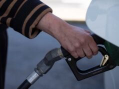 O governo dos EUA recomenda reduzir e optar por trabalhar ao telefone face ao aumento dos preços do petróleo