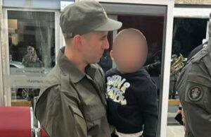 Este é o encontro do gendarme Nahuel Gallo e seu filho após sua chegada ao país