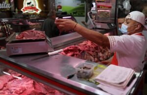O governo e os agricultores estão a planear medidas para travar o aumento dos preços do gado e reduzir os custos das famílias.