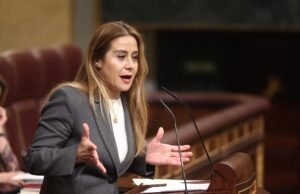 Forças do PP votam no Congresso para rejeitar o abuso de migrantes por parte do governo.