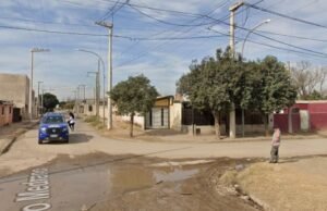 Eles pegaram um homem que escapou do posto de controle e se escondeu na casa do vizinho: ele tinha drogas e armas.