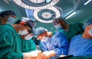 Eles trabalham em tumores frontais sem abrir o crânio e os enviam diretamente para médicos de todo o mundo