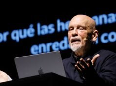 John Malkovich mostrou a beleza da palavra numa cena que reúne Bolaño e Piazzolla.