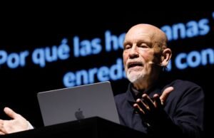 John Malkovich mostrou a beleza da palavra numa cena que reúne Bolaño e Piazzolla.
