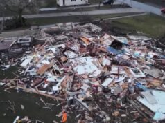 Uma tempestade deixou danos significativos e interrompeu o serviço em Illinois e Indiana