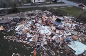 Uma tempestade deixou danos significativos e interrompeu o serviço em Illinois e Indiana