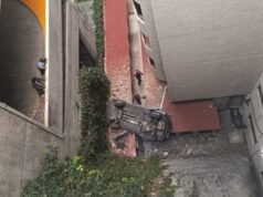 Carro cai do sexto andar de prédio em Cuajimalpa, três feridos