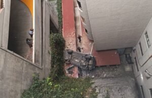 Carro cai do sexto andar de prédio em Cuajimalpa, três feridos