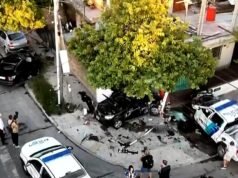 Uma furiosa perseguição e colisão em Wilde: uma van e um carro acabam na beira da estrada