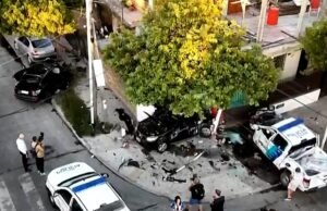 Uma furiosa perseguição e colisão em Wilde: uma van e um carro acabam na beira da estrada