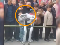 O robô humanóide perdeu o controle e bateu no rosto de uma criança