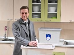 O primeiro-ministro da Eslovénia, Robert Golob, vence pela margem mais estreita nas eleições mais apertadas da história do país