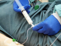 Uma enfermeira oferece uma “viagem controlada”: a morte de um morador por overdose deixa o hospital sob o microscópio