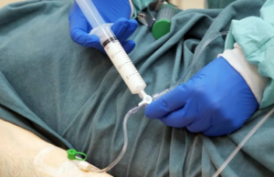 Uma enfermeira oferece uma “viagem controlada”: a morte de um morador por overdose deixa o hospital sob o microscópio