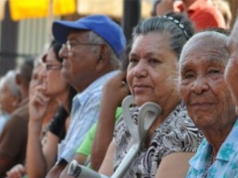 Congresso avança com restauração de 14 benefícios para mais de 160 mil professores aposentados: projeto passa em quinto debate na Câmara
