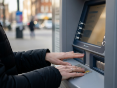 Assim, você pode sacar dinheiro em um caixa eletrônico mesmo que não tenha seu cartão