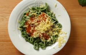 Receita de macarrão verde com frango grelhado
