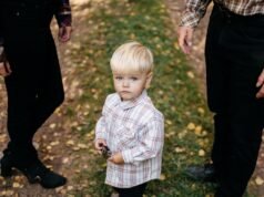 Casal luta para ter filho de volta após ser refém por envenenamento por cogumelo: mudança da selva para a prefeitura