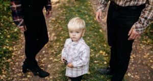 Casal luta para ter filho de volta após ser refém por envenenamento por cogumelo: mudança da selva para a prefeitura