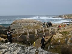 O número de mortos subiu para três depois de uma estrada desabar em Santander e três pessoas estão sendo procuradas