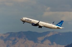 Avião da JetBlue retorna a Rhode Island após atingir coiote