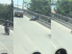 Um motociclista furioso em Bogotá tentou chutar um carro em movimento e acabou no chão