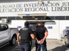 Eles prenderam dois policiais suspeitos de tumultos e roubo de propriedade após um assassinato em uma praia da Costa Rica.