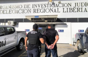 Eles prenderam dois policiais suspeitos de tumultos e roubo de propriedade após um assassinato em uma praia da Costa Rica.