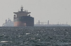 Um sinal de alívio em Ormuz: um petroleiro completou com sucesso a passagem pelo Estreito e os preços do petróleo caíram 5%.
