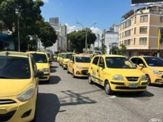 Taxista bêbado agredido por quatro policiais em Bogotá: foi preso após uma perseguição surpreendente