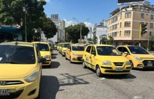Taxista bêbado agredido por quatro policiais em Bogotá: foi preso após uma perseguição surpreendente