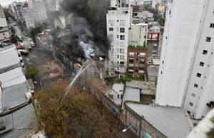 Eles perseguiram o dono do armazém secreto que pegou fogo e desabou em La Plata.