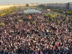 Milhares de iranianos saíram às ruas em luto pelo aiatolá Khamenei