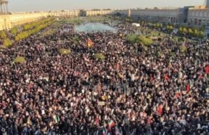 Milhares de iranianos saíram às ruas em luto pelo aiatolá Khamenei